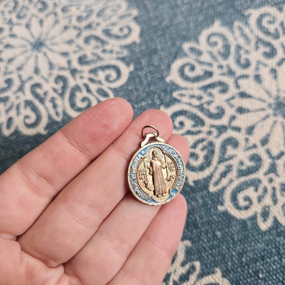 Vintage Gold Blue & Red Creed Saint St Benedict Medal Pendant - Picture 6 of 7